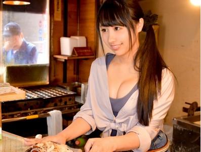 【看板娘】「恥ずかしいよ...」店長に密かに恋をするタコ焼き屋の激カワ看板娘19歳と閉店後の店内で激しいセックスをする!