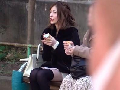 【絶対領域】可愛い花柄パンティを履いたミニスカニーソで歩くスレンダーギャルをストーキングし我慢出来ずにレイプ気味にエッチ