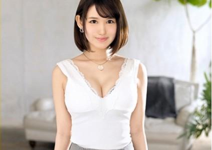 【巨乳美容部員】『美容部員はエロい!』色気溢れる美乳・美尻・美脚な美容部員24歳がやらしいランジェリーでパコパコエッチ♥