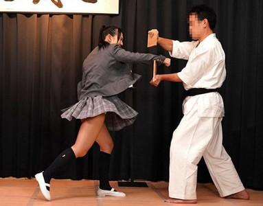 【空手JK×処女】「処女マンコに挿れさせろｯ!」高校卒業したて空手実力者JKが負ければ処女貫通バトルに挑む!