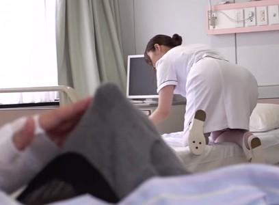 ※激エロ!【美人痴女ナース】若い入院患者をさりげなく誘惑しギンギンになった勃起チンポを騎乗位で喰う赤下着の美人痴女ナース