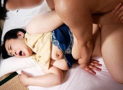 【爆乳義母×中出し】「私、還暦迎えたのよｯ!」ムチムチボディの爆乳義母60歳を押し倒し中出しで犯す義息子!