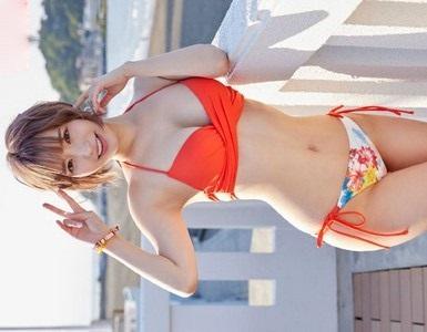 【百永さりな】「挿れちゃうんですか♥」海でナンパした激カワ爆乳水着ギャルがオイル素股から謝礼をもらい自ら騎乗位中出し挿入