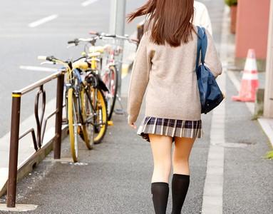 ※閲覧注意!【JK×中出しレイプ】前から狙っていた制服JKをストーキングし家の玄関前で襲い部屋の中で中出しレイプ!