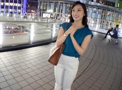 【巨乳OL×ナンパ】巨乳で上品な銀行員の関西美女26歳が可愛い花柄ブラを付けたままギンギンの勃起チンポでガン突きされイク