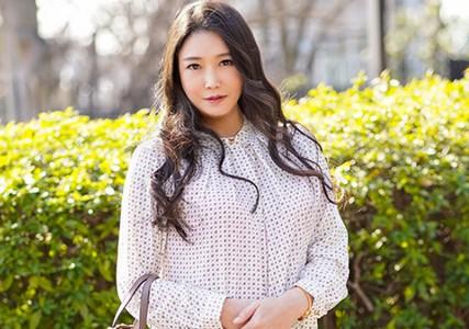【巨乳美熟女奥様】「若い男の子、大好きなんです...」年下君大好きな巨乳美熟女奥様50歳が真っ赤なランジェリーでセックス