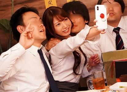 【OL×相部屋】飲み会で酔い潰れたスーツ姿がエロい先輩OLをホテルの部屋に連れ込み寝込みを襲う!