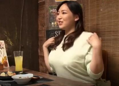 【相席美熟女×ナンパ】「おばさんを酔わせてどうするの?」居酒屋で1人呑んでいた巨乳美熟女を部屋に連れ込みセックスを盗撮!