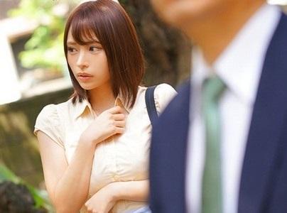 【伊藤舞雪】「おかしくなっちゃう...」真夏の民泊出張で相部屋になった新妻部下の誘惑に負け中出しセックスをする上司!