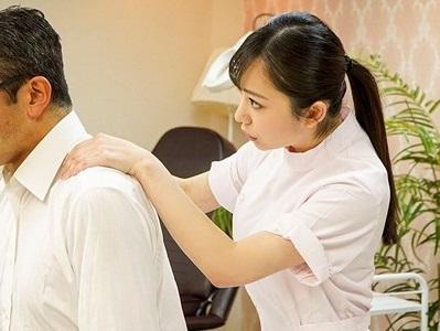 【痴女マッサージ】「お客様、裏オプ御座いますよ♥」白衣の下はやらしい黒下着の可愛い施術師が客の勃起チンポを騎乗位挿入!
