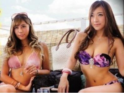 【水着ギャル×乱交】海の家で相席になった巨乳ギャル2人をナンパしカーテンで仕切った部屋でタイマンエッチから合流乱交!