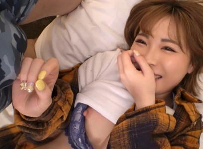 【素人×ナンパ】「やだぁ♡おっきぃ♥」可愛い美容師さんをナンパし勃起チンポを挿入すると自分で電マをクリに当てやらしく喘ぐ