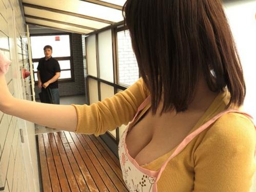 【爆乳人妻×誘惑】「私、欲求不満なんです...」胸元がエロい欲求不満な爆乳人妻が隣人の男を誘惑し激しいセックスをする!