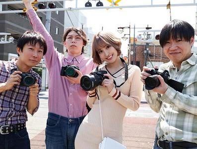 【童貞ヲタク×ギャル中出し】「ヲタクチンポ気持ちイイー!」鉄道ヲタク3人の勃起チンポにハマった巨乳ギャルが中出しセックス