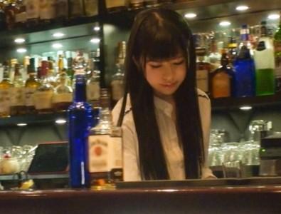 【美少女看板娘】ライブバーでバイトをするスレンダー美少女JDに店内でギンギンの勃起チンポを挿入しガン突きでイカせる!