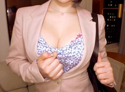 【ムチムチOL】大人の色気ムンムンの爆乳OL23歳が可愛い花柄ランジェリー着衣でオイルプレイから極上パイズリ♥
