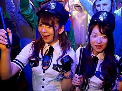 【ハロウィン×レイプ】ハロウィンの夜に浮かれ気分でクラブに来たミニスカポリス巨乳ギャル2人を中出しで犯す!