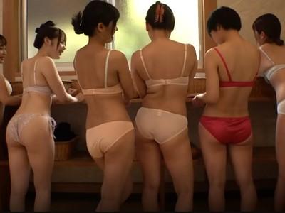 【JD×ハーレム中出し】「ヤダーwおちんちん勃起してるーw」可愛いJD6人が男1人を露天風呂でハーレム痴女プレイ中出し!