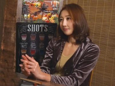【相席おばさん】「おばさんを酔わせてどうするつもり？」居酒屋で1人呑んでいた美熟女奥様42歳を部屋に誘いセックスを盗撮!