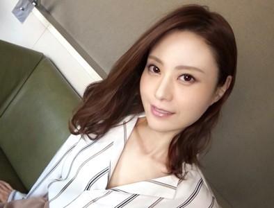 【美熟女外科医】「若い男に興奮しちゃいます...」綺麗な顔してドスケベな貧乳美熟女奥様38歳のパイパンマンコを激ピスする