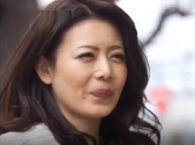 【美熟女奥様】「先生、素敵です...」子供の家庭訪問で家に来た若い担任とセックスしちゃう強烈に美人な奥様!
