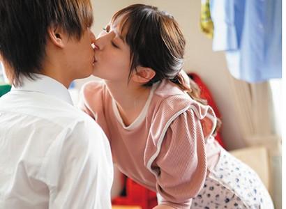【家庭教師×誘惑】「ねぇキスしたことある?」美少女家庭教師がまさかのキス誘惑で勃起したチンポをシコシコ手コキしてくれる!