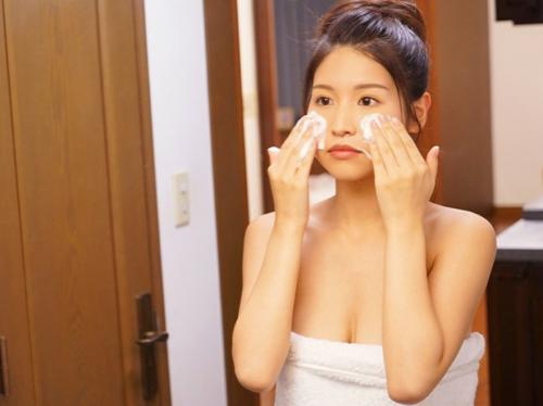 【女上司×自宅】「ウチおいでよ❤️」美人女上司宅に誘われた彼女持ち部下がプライベートの女上司に興奮しセックスに!