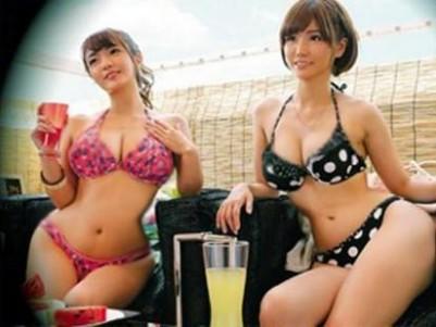 【ギャル×乱交】海の家の相席居酒屋でナンパした巨乳水着ギャルをカーテンで仕切った部屋でタイマンエッチから乱交4Pに!