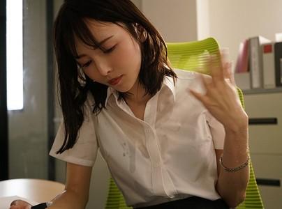 【女上司×中出しレイプ】「暑いわねぇ...」空調が壊れた社内でバチクソ綺麗な女上司が部下に中出しで犯される!
