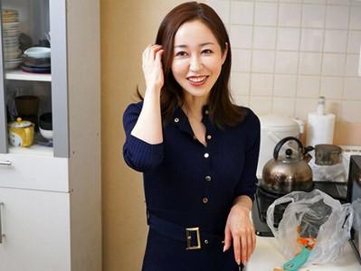【美熟女奥様×大学生】「このゴム1個で...お泊りですか...?」欲求不満な美熟女奥様がゴム1個で大学生宅にお泊り!