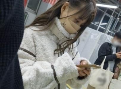 ※閲覧注意!【巨乳美女×レイプ】彼氏持ちの巨乳美女を電車内でパンチラ痴漢→ストーキングで部屋侵入し寝込みをレイプ！