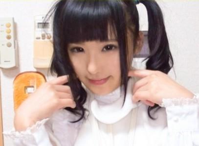 【ツインテール×巨乳美女】ツインテールのクソ可愛いドMレイヤー20歳がマイクロビキニ着衣でオナり勃起チンポをおしゃぶり♥