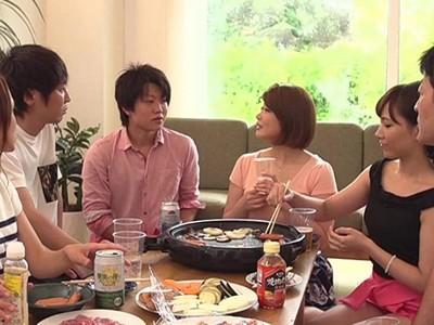 【BBQ×NTR】「早く戻らないと...」友達夫婦3組の自宅BBQで2人抜け出しキッチンで他人棒激ピスされイク美人奥様!