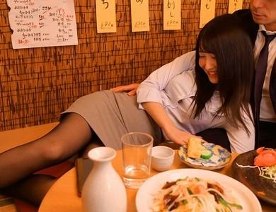 【相部屋×絶倫上司】「ヤダ～部長のエッチ♥」出張先で酔い潰れた彼氏持ち美人OLを相部屋で寝取る絶倫上司!
