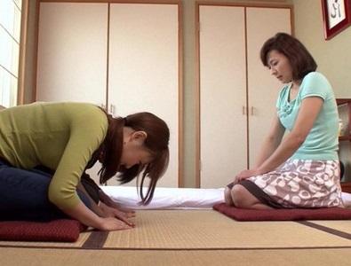 【美母×代理出産】「お母さん!お願いします!」子宝に恵まれない夫婦が妻の母親に代理出産を依頼し妻の目の前で中出しセックス