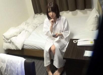 【オナニー盗撮】『止まらない指w』ビジネスホテルに隠しカメラを設置し女性1人の部屋を盗撮！おもむろにオナり出す女性2名
