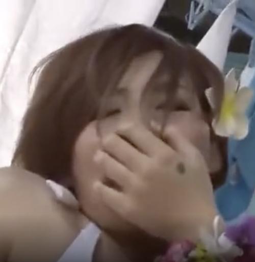 真夏の海で美少女が突然手マンされイキまくる