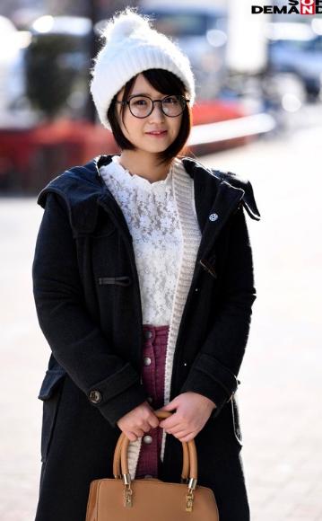 「さらに可愛くなって彼氏に会いませんか？」と遠距離恋愛中の女の子に魅力的な言葉をかけ、性感ストレッチエステでミラー越しの彼氏にイキ潮をぶっかけ！ マジックミラー号