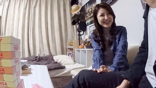 イケメンが熟女を部屋に連れ込んでSEXに持ち込む様子を盗撮したDVD。～強引にそのまま中出ししちゃいました～ 総集編8 20人8時間
