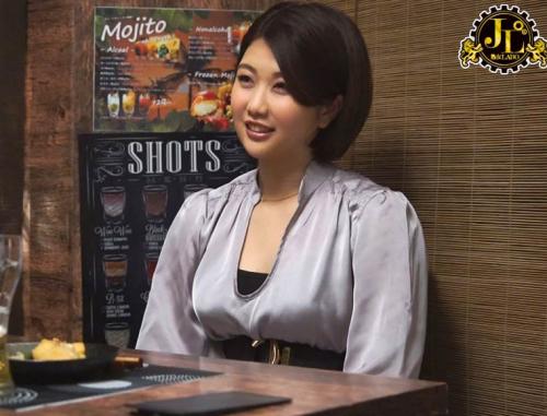 「おばさんを酔わせてどうするつもり？」若い男女で溢れ返る相席居酒屋で一人呑みしている熟女を狙い撃ちで口説いてお持ち帰り！寂しさと欲求不満が募った素人奥さんの乾いたカラダはよく濡れる！！VOL.20
