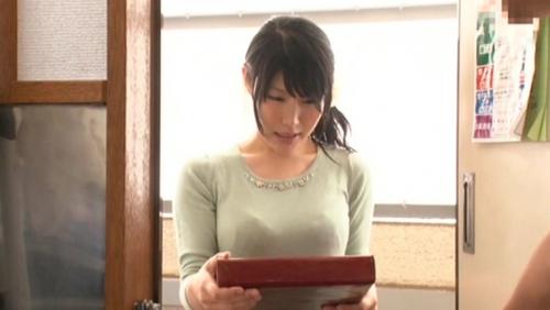 壁越しでも聞こえてくる隣の奥さんの喘ぎ声を注意すると恥ずかしそうに謝りに来たので押し倒したら拒みつつも全身ビクビクでイキまくった