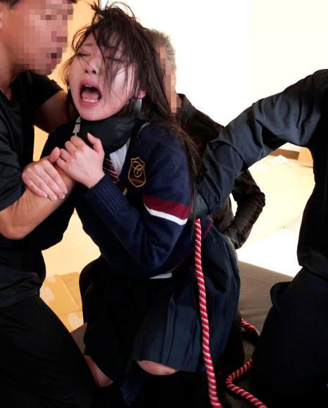 ネズミ講式非道の連鎖！下校中のお嬢様学校の女子○生！巻き添えレ●プ3！「自分だけ不幸だと明日から学校いけないよね？嫌いな子をもっと酷い目に合わせちゃいなよ？」と、表面上は仲良しだけど、心の底ではクソ嫌いな’自称親友’を呼び出させ首絞め！鬼イラマ！…