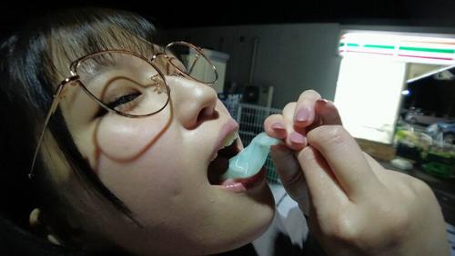 避妊具精飲 野外で射精したザーメンをコンドームに入れ時間差ごっくんする巨乳ちゃん