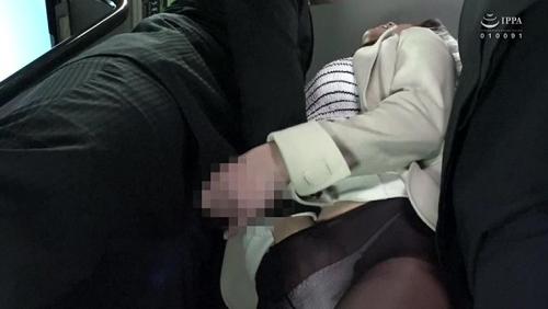 満員バスで夫が横にいるのにムッチリ尻を僕の股間に押しつけてきて勃起したチ○コを握って放さない！スリルに萌える奥さんと揺れる車内で奥まで入れちゃった