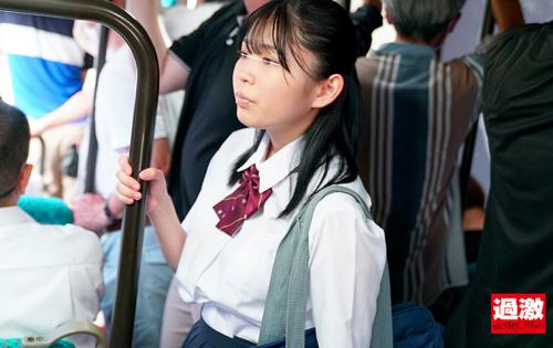 満員バスで背後から制服越しにねっとり乳揉み痴●され腰をクネらせ感じまくる巨乳女子○生17