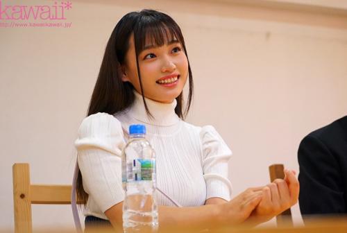 性欲旺盛 19歳の初体験♪ 花音うらら はじめてのナマ中出し