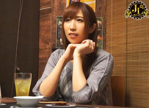 「おばさんを酔わせてどうするつもり？」若い男女で溢れ返る相席居酒屋で一人呑みしている熟女を狙い撃ちで口説いてお持ち帰り！寂しさと欲求不満が募った素人奥さんの乾いたカラダはよく濡れる！！VOL.24