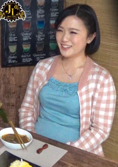 「おばさんを酔わせてどうするつもり？」若い男女で溢れ返る相席居酒屋で一人呑みしている熟女を狙い撃ちで口説いてお持ち帰り！寂しさと欲求不満が募った素人奥さんの乾いたカラダはよく濡れる！！VOL.7