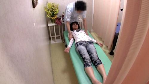 イケメンマッサージ師の卑猥な指使い 隠れた旦那の見ている前で…