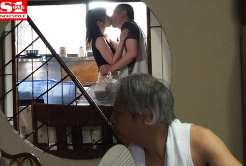 ど田舎の夏はヤルことがなくて隣の巨乳奥さんの誘惑に乗っかり毎日じっとり汗だく交尾 奥田咲